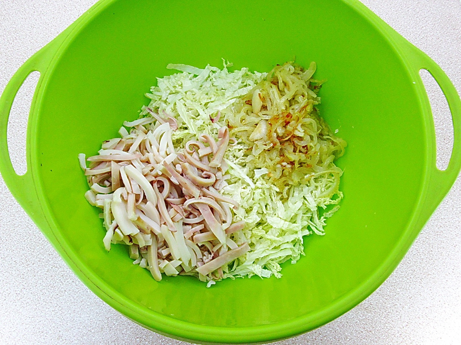Шаг 8 приготовления Салат с кальмарами и пекинской капустой