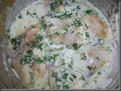 Шаг 9 приготовления Тушеная рыба под соусом из сметаны