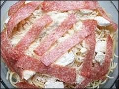 Шаг 11 приготовления Макаронная запеканка с брынзой, сосисками и охотничьими колбасками