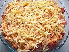 Шаг 14 приготовления Макаронная запеканка с брынзой, сосисками и охотничьими колбасками