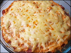 Шаг 15 приготовления Макаронная запеканка с брынзой, сосисками и охотничьими колбасками