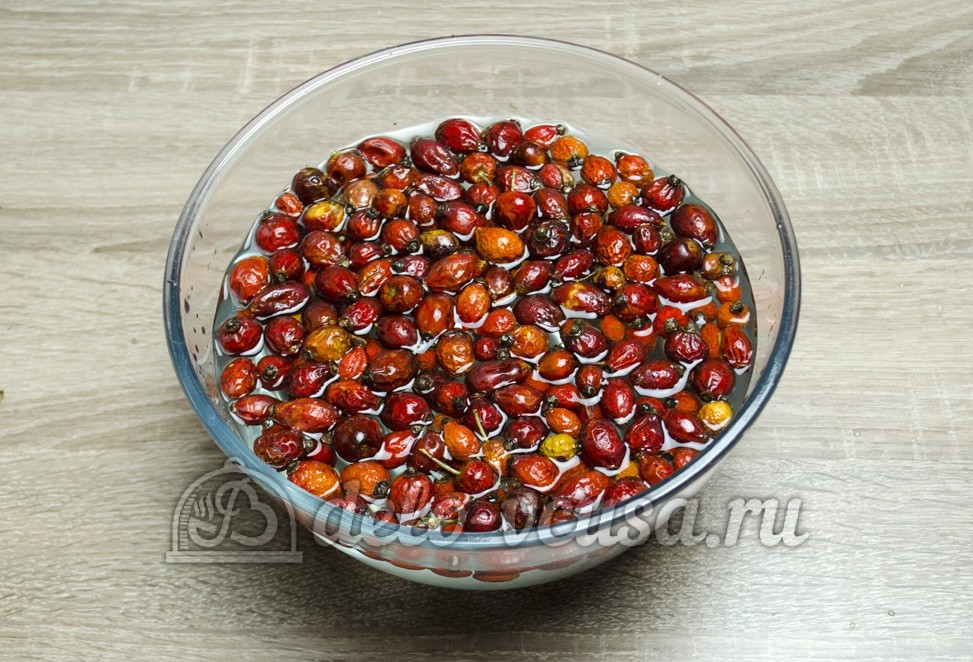Шаг 1 приготовления Компот из шиповника