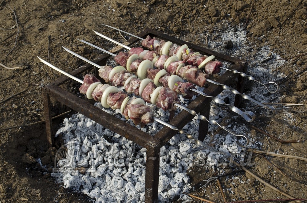 Шаг 10 приготовления Шашлык из свинины в луковом маринаде