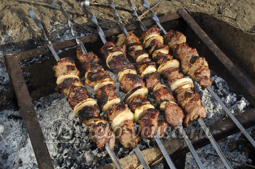 Шаг 12 приготовления Шашлык из свинины в луковом маринаде