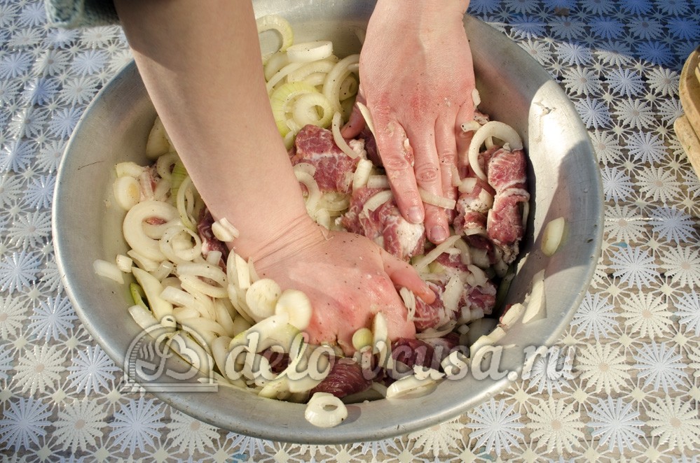 Шаг 5 приготовления Шашлык из свинины в луковом маринаде