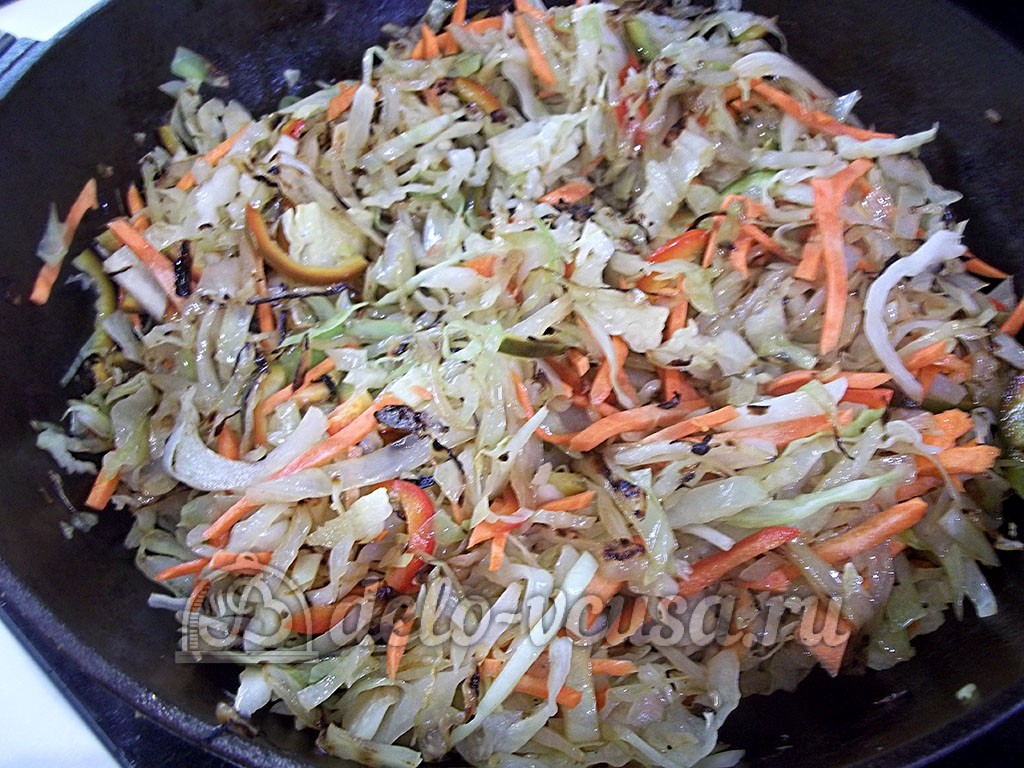Шаг 3 приготовления Тушеная капуста с копченым мясом