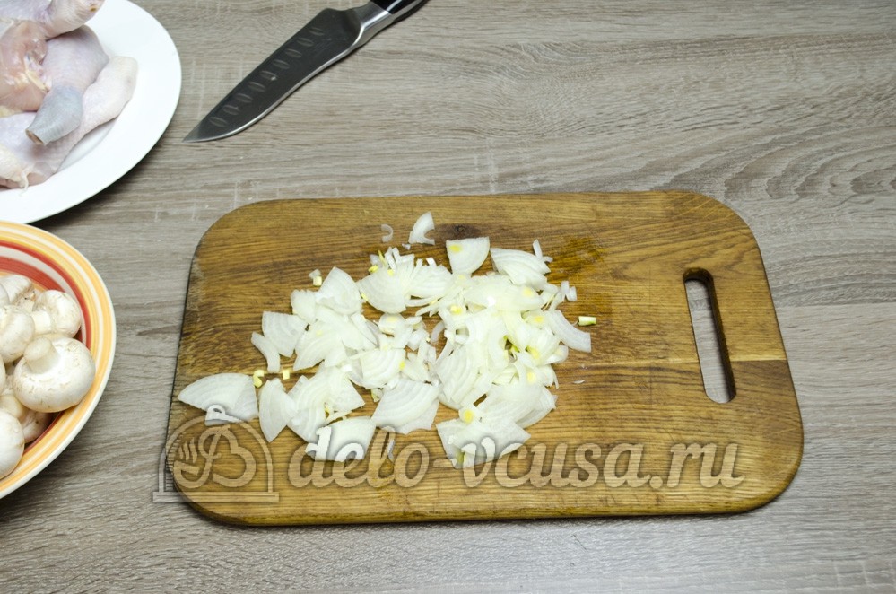 Шаг 1 приготовления Курица с грибами в сливочном соусе