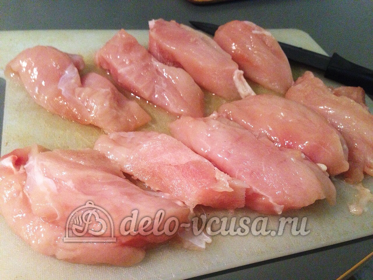 Шаг 1 приготовления Курица с ананасами и грибами под сыром
