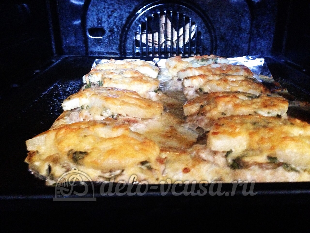 Шаг 14 приготовления Курица с ананасами и грибами под сыром