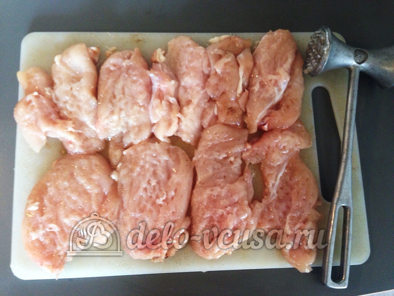 Шаг 2 приготовления Курица с ананасами и грибами под сыром