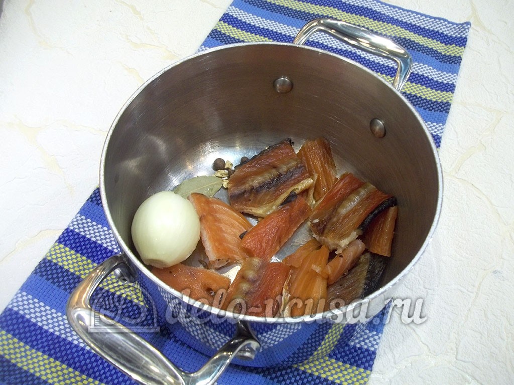 Шаг 1 приготовления Уха из хребтов семги