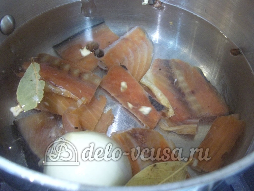 Шаг 2 приготовления Уха из хребтов семги