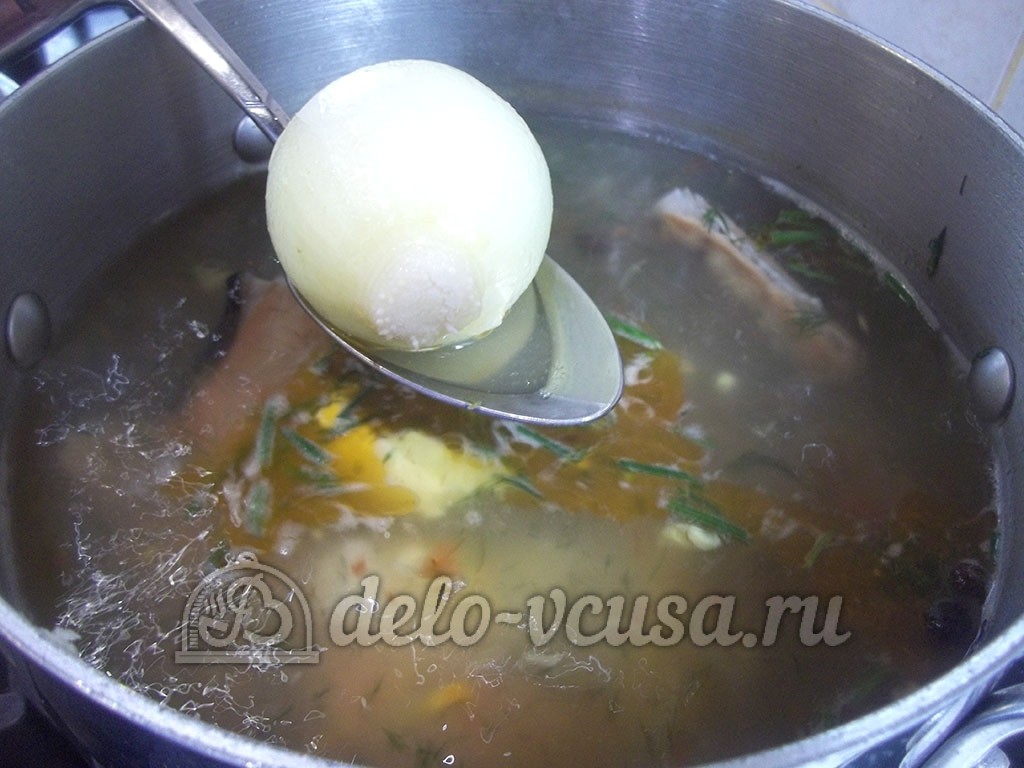 Шаг 7 приготовления Уха из хребтов семги