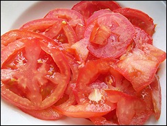 Шаг 3 приготовления Пирог из лаваша. Пирог из лаваша, помидор, колбасы, буженины, сыра и зелени