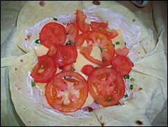 Шаг 8 приготовления Пирог из лаваша. Пирог из лаваша, помидор, колбасы, буженины, сыра и зелени