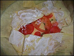Шаг 9 приготовления Пирог из лаваша. Пирог из лаваша, помидор, колбасы, буженины, сыра и зелени