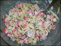Шаг 5 приготовления Салат из крабовых палочек, кукурузы и сыра