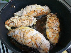 Шаг 13 приготовления Куриные рулетики с сырной начинкой запеченные с картошкой под сливочным соусом