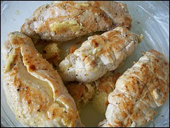 Шаг 14 приготовления Куриные рулетики с сырной начинкой запеченные с картошкой под сливочным соусом