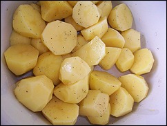 Шаг 15 приготовления Куриные рулетики с сырной начинкой запеченные с картошкой под сливочным соусом
