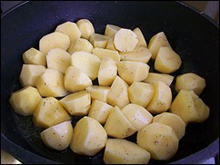 Шаг 16 приготовления Куриные рулетики с сырной начинкой запеченные с картошкой под сливочным соусом