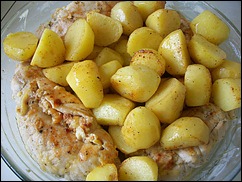 Шаг 18 приготовления Куриные рулетики с сырной начинкой запеченные с картошкой под сливочным соусом