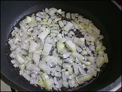 Шаг 20 приготовления Куриные рулетики с сырной начинкой запеченные с картошкой под сливочным соусом