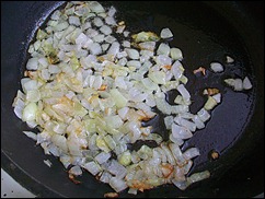 Шаг 21 приготовления Куриные рулетики с сырной начинкой запеченные с картошкой под сливочным соусом