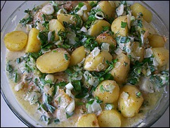 Шаг 26 приготовления Куриные рулетики с сырной начинкой запеченные с картошкой под сливочным соусом