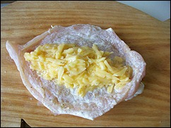 Шаг 9 приготовления Куриные рулетики с сырной начинкой запеченные с картошкой под сливочным соусом