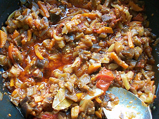 Шаг 11 приготовления Баклажаны тушенные с перцами и помидорами