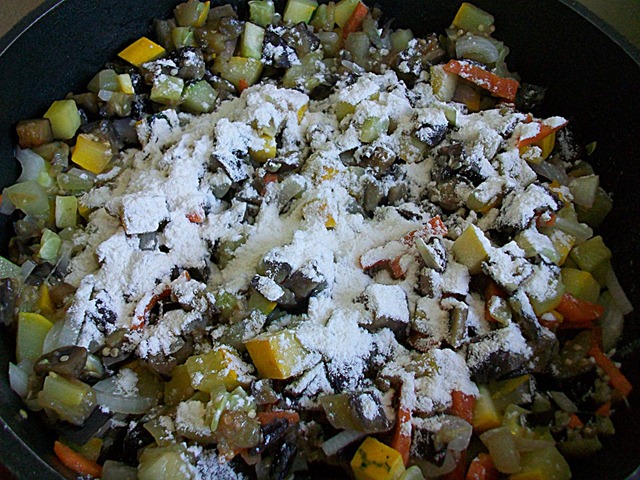 Шаг 12 приготовления Овощное рагу с баклажанами и кабачками