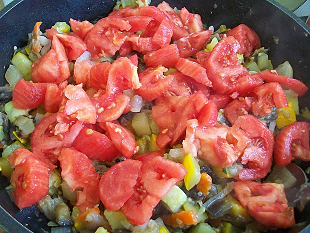 Шаг 13 приготовления Овощное рагу с баклажанами и кабачками