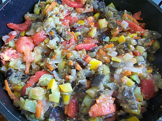 Шаг 14 приготовления Овощное рагу с баклажанами и кабачками