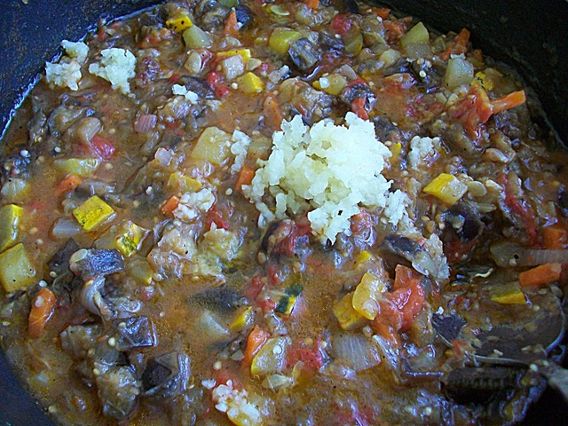 Шаг 16 приготовления Овощное рагу с баклажанами и кабачками