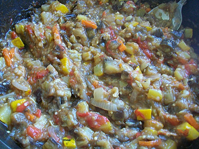 Шаг 17 приготовления Овощное рагу с баклажанами и кабачками