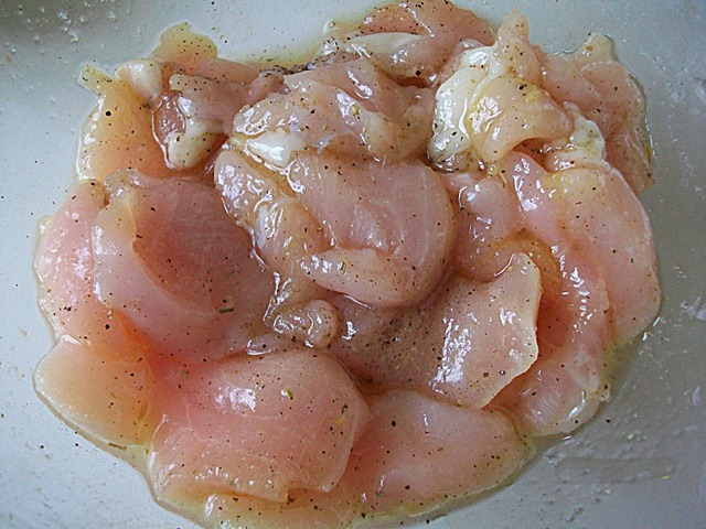 Шаг 1 приготовления Макароны с курицей и баклажанами. Паста с соусом из курицы и овощей