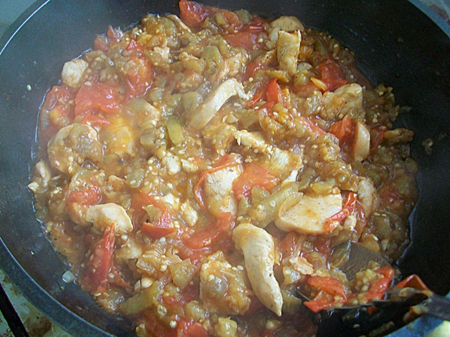 Шаг 10 приготовления Макароны с курицей и баклажанами. Паста с соусом из курицы и овощей