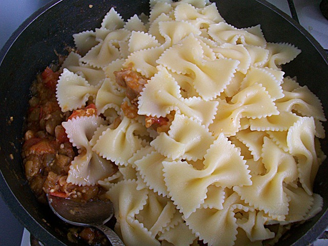 Шаг 11 приготовления Макароны с курицей и баклажанами. Паста с соусом из курицы и овощей