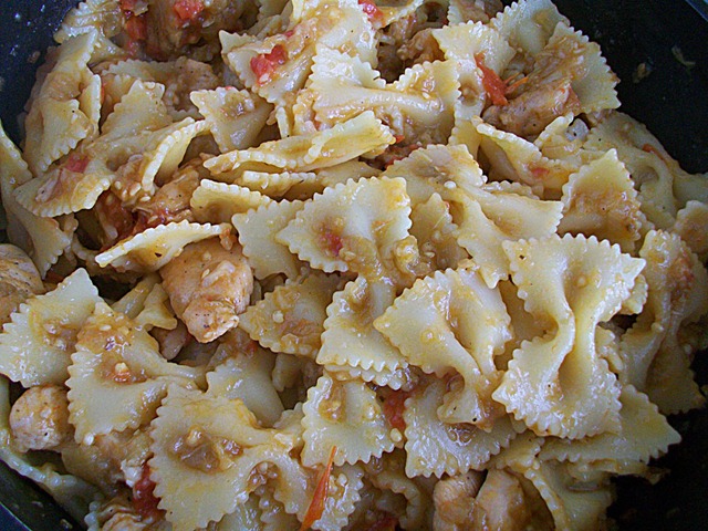 Шаг 12 приготовления Макароны с курицей и баклажанами. Паста с соусом из курицы и овощей
