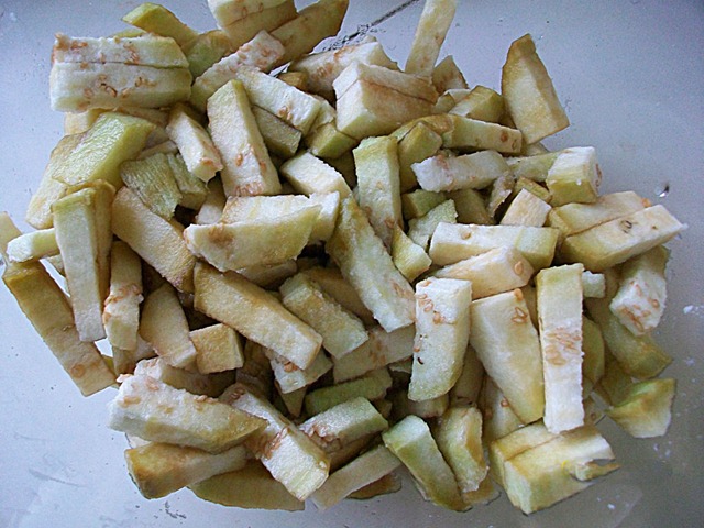 Шаг 2 приготовления Макароны с курицей и баклажанами. Паста с соусом из курицы и овощей