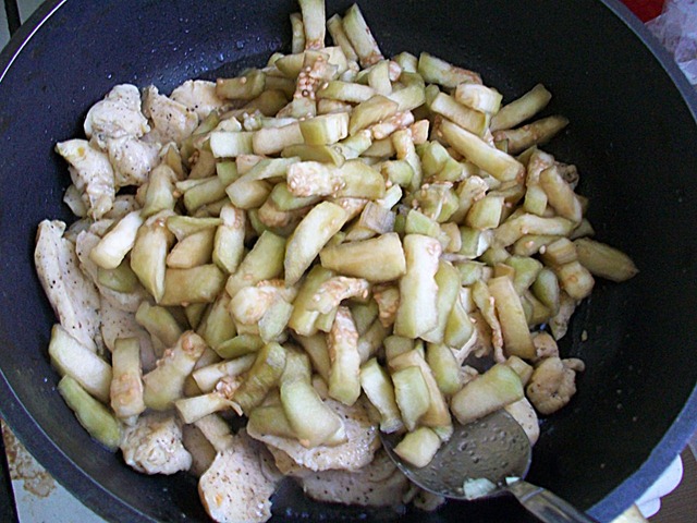 Шаг 6 приготовления Макароны с курицей и баклажанами. Паста с соусом из курицы и овощей