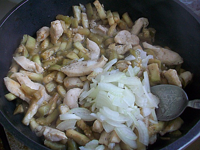 Шаг 7 приготовления Макароны с курицей и баклажанами. Паста с соусом из курицы и овощей