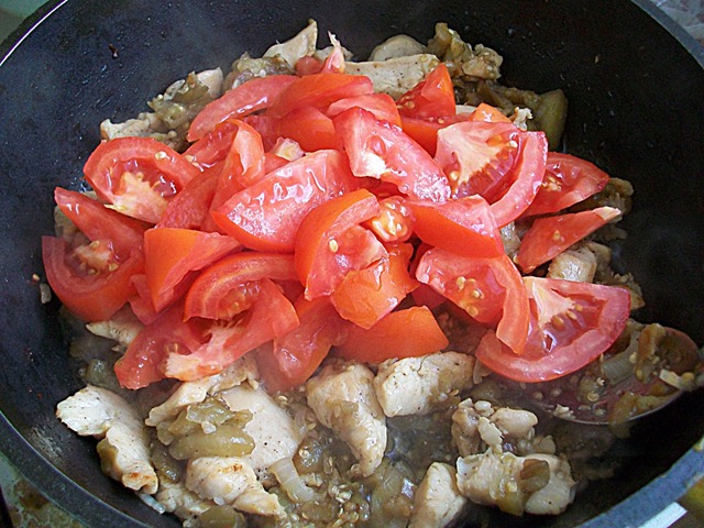 Шаг 8 приготовления Макароны с курицей и баклажанами. Паста с соусом из курицы и овощей