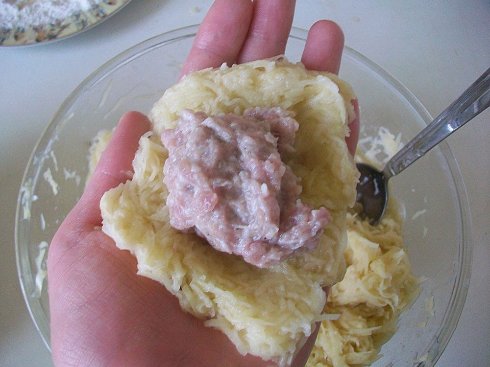 Шаг 11 приготовления Картофельные драники с мясом под грибным соусом. Колдуны с мясом под соусом из сметаны и грибов. Деруны с мясом