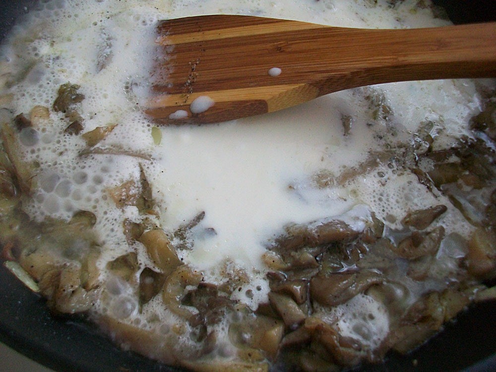 Шаг 20 приготовления Картофельные драники с мясом под грибным соусом. Колдуны с мясом под соусом из сметаны и грибов. Деруны с мясом