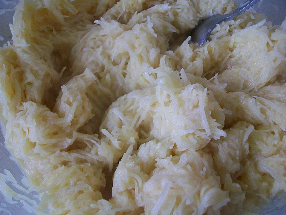 Шаг 9 приготовления Картофельные драники с мясом под грибным соусом. Колдуны с мясом под соусом из сметаны и грибов. Деруны с мясом