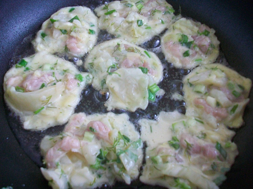 Шаг 11 приготовления Оладушки с капустой, свининой и зеленью