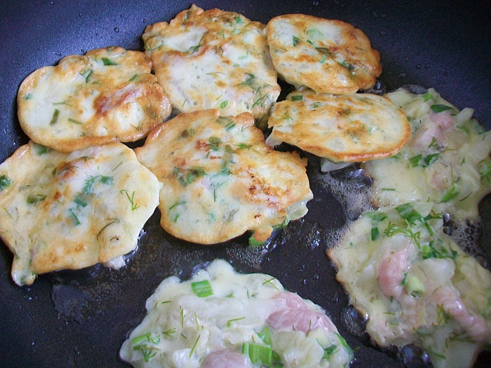 Шаг 12 приготовления Оладушки с капустой, свининой и зеленью