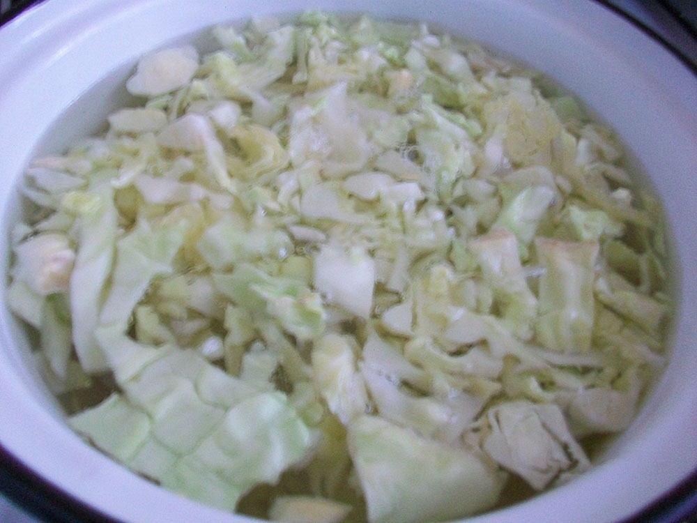 Шаг 2 приготовления Оладушки с капустой, свининой и зеленью